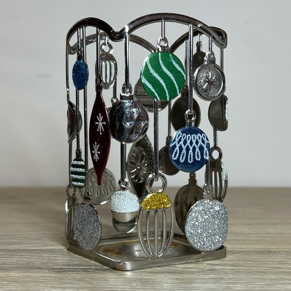 Bath & Body Works SOAP Sleeve Holder
CHRISTMS ORNAMENT SOAP HOLDER
Holder - Picture 10 of 16